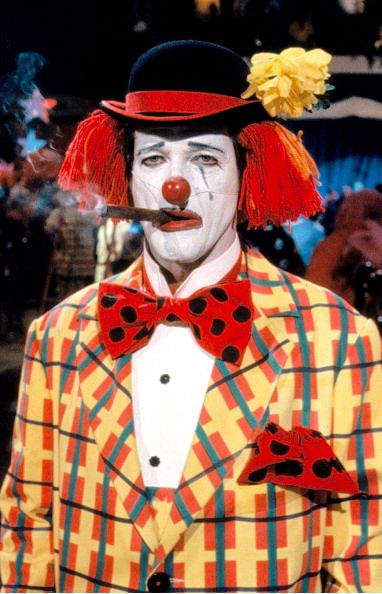 Roger Moore dressed as a clown on the set of the James Bond movie 'Octopussy' Pinewood Studios 1983 Famous Clowns, Clown Images, Clown Pics, Circus Clowns, Clown Core, Clown Party, Clown Tattoo, Circus Costumes, Clown Faces