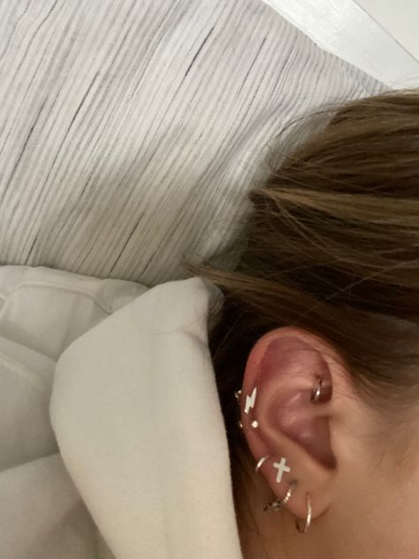 Ear Piercings Sliver, Lots Of Ear Piercings Silver, Ear Piercing Ideas Silver, Ear Piercings Silver, Piercings Silver, Earring Inspo, Ear Piercing, Ear Piercings, Tatting