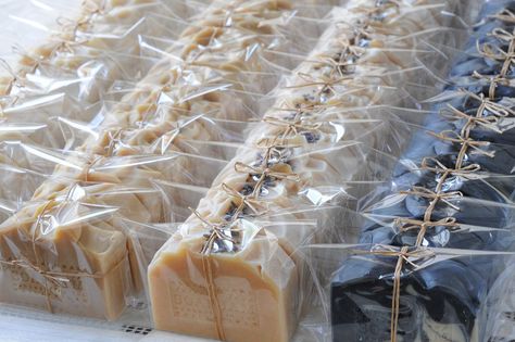 Soap Packaging Diy, Handmade Soap Packaging, Soap Packaging Design, Săpunuri Handmade, Soap Display, Soap Packing, Soap Labels, Homemade Soap Recipes, Soap Packaging