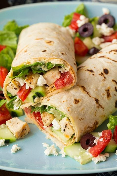 Greek Salad Wrap, Greek Grilled Chicken, Salad Appetizer Cups, Low Calorie Lunches, Hummus Wrap, Salad Wrap, Plats Healthy, Wrap Recipe, Healthy Wraps