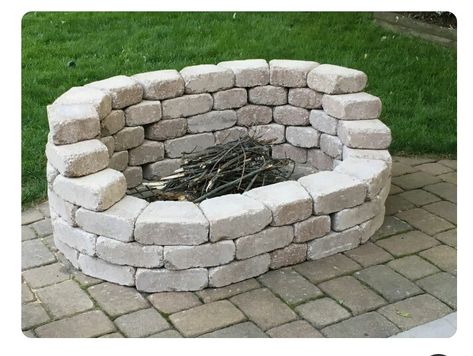 Oval fire pit with back, 6 courses Budget Landscaping, Backyard Covered Patios, Small Outdoor Patios, Fire Pit Landscaping, Stone Fire Pit, Backyard Furniture, Backyard Diy, Budget Patio, Fire Pit Designs