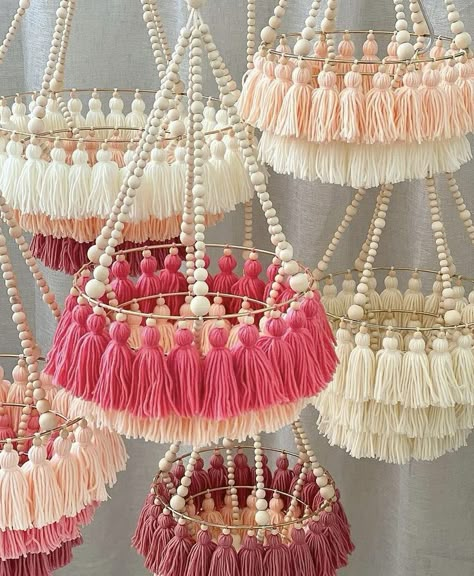 Raffia Decor, Diy Yarn Decor, Tassen Hanger, Simpul Makrame, Hantverk Diy, Boho Crafts Diy, Diy Yarn Crafts, Diy Chandelier, Macrame Patterns Tutorials