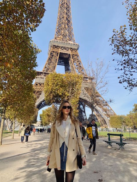 Eiffel Tower Outfits, Eiffel Tower Picture Ideas, Eiffel Tower Outfit, Outfits Europa, Paris Trip Outfits, Looks Paris, Eiffel Tower Pictures, Look Paris, Paris Photo Ideas