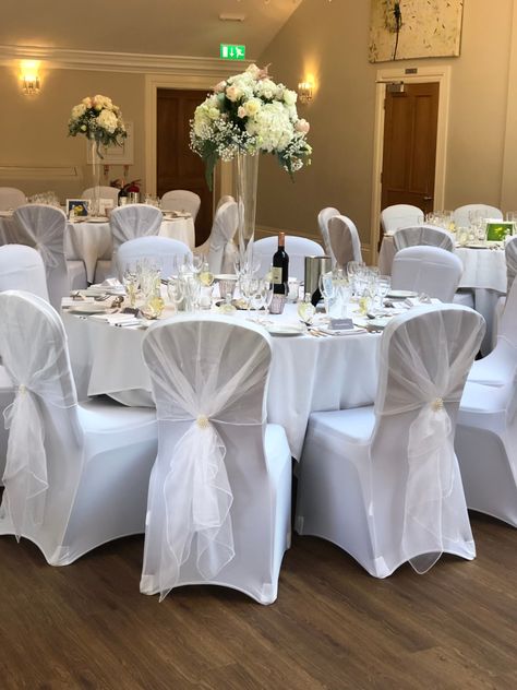 Monoblock Chair Decoration For Wedding, Wedding Table And Chair Ideas, Banquet Chair Decorations, White Wedding Chairs, Chair Covers Wedding Reception, White Seat Covers, Serbian Wedding, White Table Decor, White Wedding Table