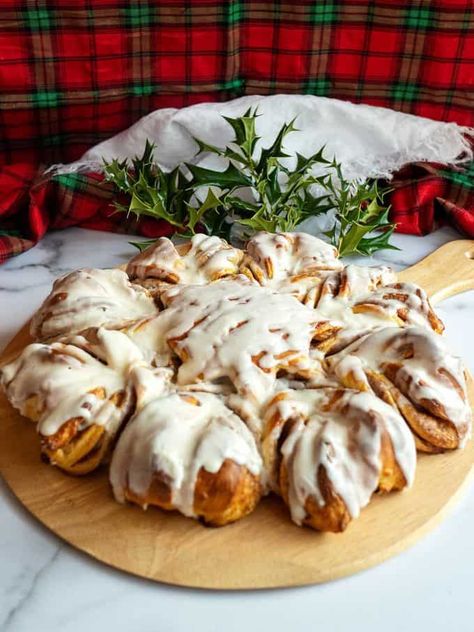 Cinnamon Snowflake, Snowflake Bread, Breakfast For Christmas, Snowflake Recipes, Cinnamon Roll Icing, Best Bread Machine, Star Bread, Fluffy Dinner Rolls, Dough Ingredients