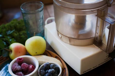 How to Make a Smoothie With a Food Processor Smoothie Basics, Healthy Food Pictures, Easy Green Smoothie Recipes, Food Processor Uses, Green Smoothie Challenge, Green Smoothie Cleanse, Green Detox Smoothie, Healthy Green Smoothies, How To Make Smoothies