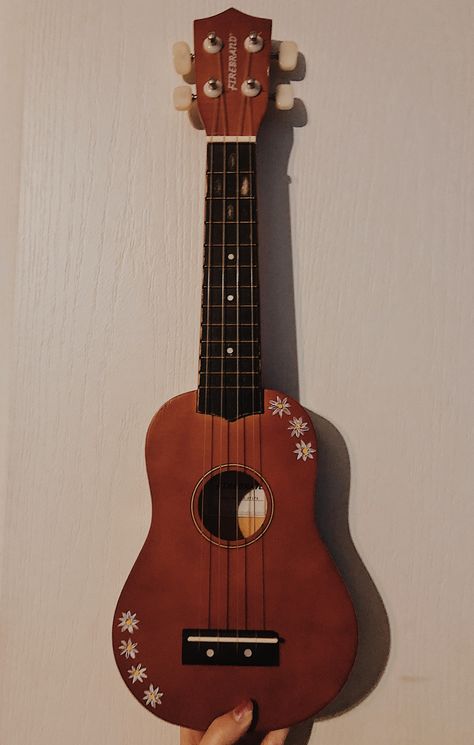 Painting On Ukulele, Painted Ukulele Aesthetic, Ukulele Tabs Fingerpicking, Ukulele Painting Ideas, Aesthetic Ukulele, Ukelele Painted, Ukulele Painting, Arte Do Ukulele, Paint Daisy