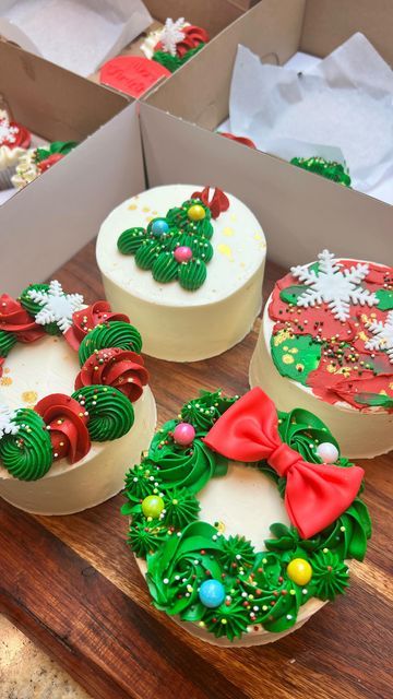 Christmas Bento Cake Ideas, Mini Cupcake Packaging, Bento Cakes Christmas, Mini Individual Desserts, Bento And Cupcake Set, Bento Cake Natal, Mini Christmas Cakes Ideas, Christmas Mini Cakes Ideas, Christmas Desserts Aesthetic