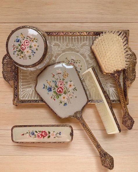 #giftsforgirls #brushset Vanity Essentials, Gold Vanity Mirror, Mirror Sets, Antique Vanity Set, Vanity Makeup Mirror, Gold Vanity, Hair Brush Set, Beauty Mirror, Makeup Vanity Mirror