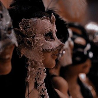 Haunted Masquerade, Masquerade Ball Aesthetic, Books Thoughts, Masquerade Aesthetic, Mascarade Ball, Make Your Eyes Pop, Vampire Masquerade, Royal Core, Mask Aesthetic