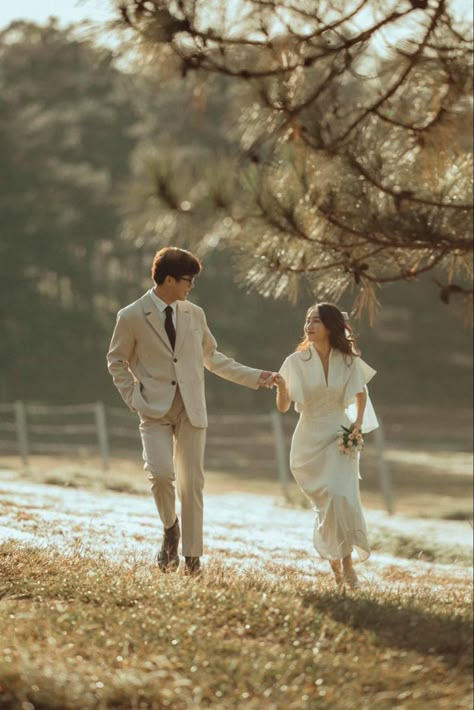 Wedding Photoshoot Ideas Outdoors, Pre Wedding Poses Outdoor, Korean Prewedding Photography, Pose Pengantin, Prenup Shoot, Pose Prewedding, Prenup Ideas, Prewedding Ideas, Korean Couple Photoshoot