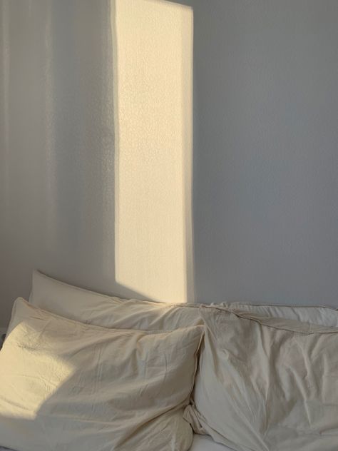 Спальня, постельное белье, солнечный свет Minimal Bedroom, Light Sun, Bedroom Light, Linen Bedroom, Light Rays, White Curtains, Sun Rays, White Bedding, Book Aesthetic