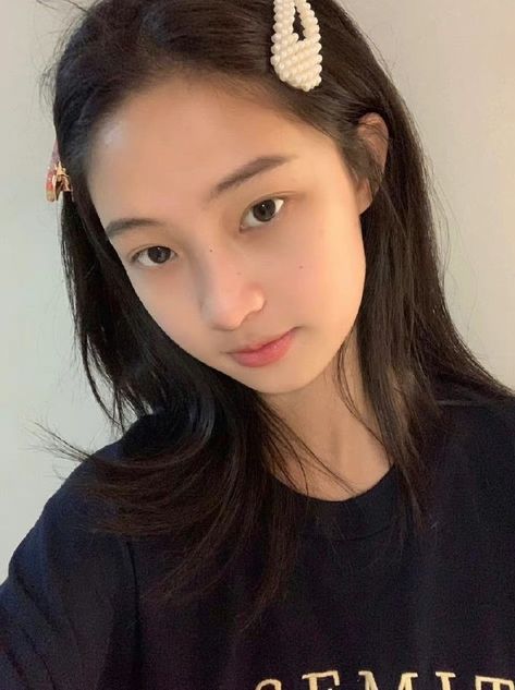 Ulzzang Bare Face, Ootd Poses, Quotes Celebrities, Hairstyle Fashion, Wallpapers Quotes, Glowing Skincare, Bare Face, Uzzlang Girl, Ulzzang Fashion