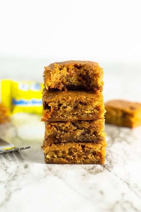 Use up your leftover Halloween candy with these Butterfinger Blondies recipe. Quick and easy to make, they make a great dessert idea. Butterfinger Blondies, Leftover Halloween Candy, Ground Beef And Potatoes, Blondies Recipe, Potatoe Casserole Recipes, Baked Macaroni, Best Brownies, Favorite Candy, Great Desserts