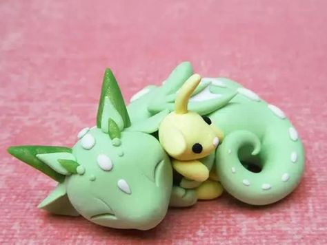 Do you like the night or day time? Cute Clay Dragon, Clay Dragon Easy, Polymer Dragon, Dragon Clay, Clay Dragons, Crea Fimo, Polymer Clay Dragon, Clay Dragon, Dragon Sculpture