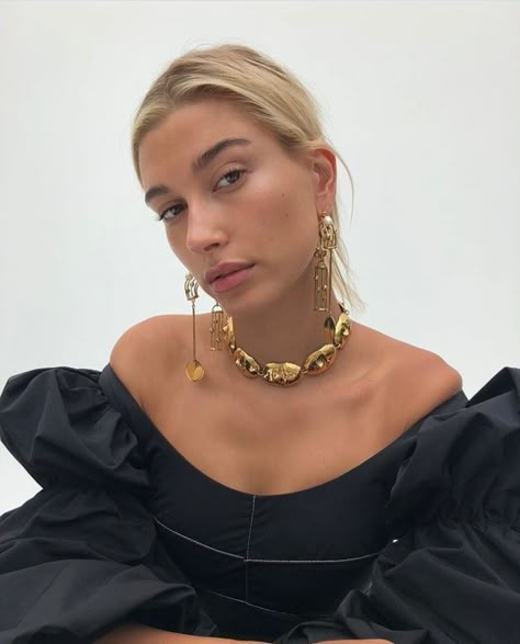 Gold chunky jewelry inspo Hailey Bieber #gold #jewelry Mode Dope, Hailey Baldwin Street Style, Hayley Bieber, Hailey Bieber Style, Hailey Baldwin Style, Hailey Baldwin, Models Off Duty, Hailey Bieber, Maquillaje De Ojos