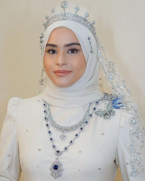 Wedding of Princess Afzan of Pahang Filipino Clothing, Nikah Ceremony, Royal Marriage, Royal Crown Jewels, Kuantan, Vintage Tiara, Tiaras Jewellery, 23 August, Handsome Groom