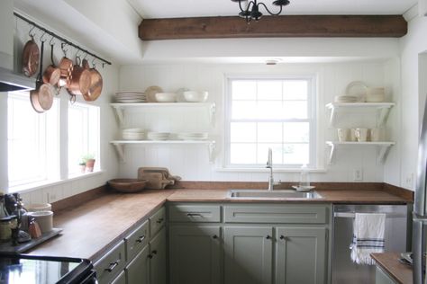 Small Colonial Kitchen, Colonial Cottage, Colonial Kitchen, English Cottages, Modern Colonial, English Country Decor, Irish Cottage, Cottage Renovation, English Cottage Style