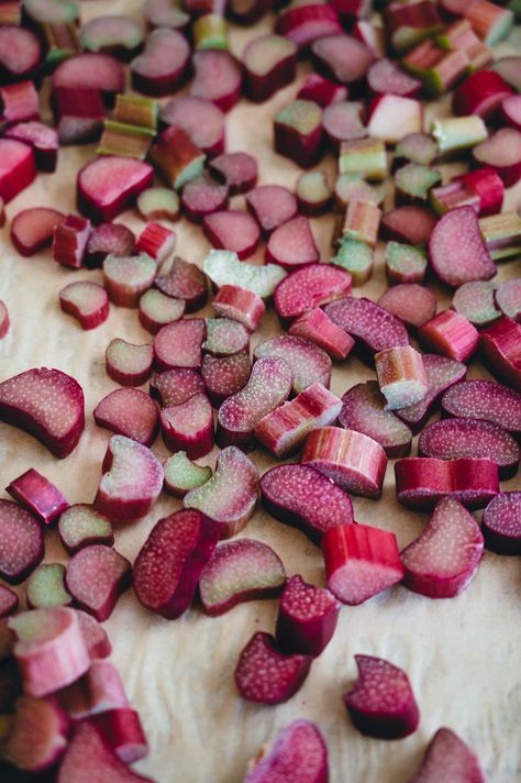 Freeze Rhubarb, Rhubarb Sauce, Fresh Rhubarb, Rhubarb Compote, Rhubarb Crisp, Freeze Greens, Freezer Containers, Rhubarb Recipes, Freezer Burn