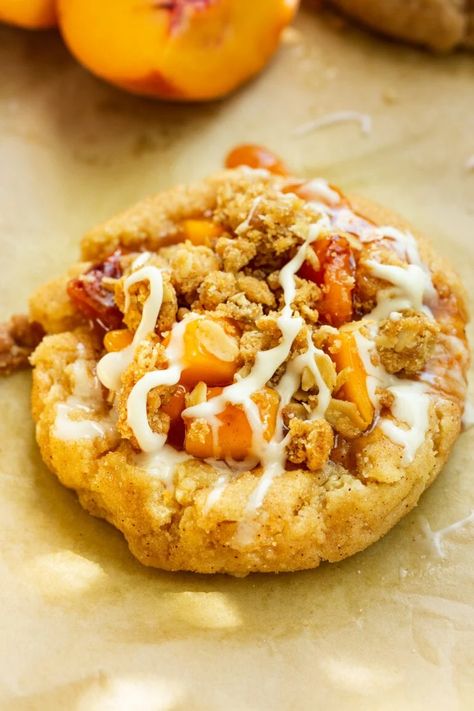 Peach crisp cookies that LITERALLY taste like a mash-up between peach cobbler, thanks to that cinnamon sugar cookie base, and peach crisp, thanks to the buttery oatmeal topping. #peachcookies #peachcrisp #cookiesrecipe Peach Pie Oatmeal Cookies, Peach Cobbler Cookies, Hoagie Roll Recipe, Cobbler Cookies, Peach Pie Bars, Cheesecake Fruit, Cheesecake Fruit Salad, Fruit Salad Ingredients, Crisp Cookies