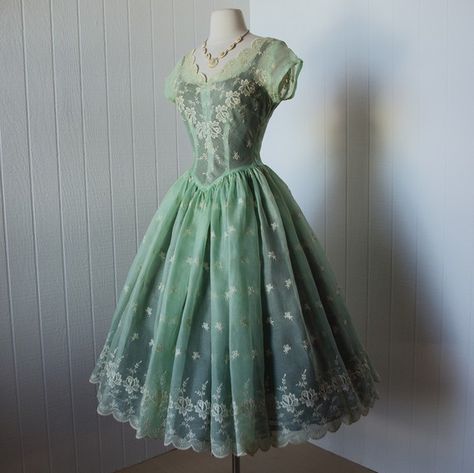 Stunning vintage dress Green Vintage Dress Aesthetic, Green Dress Aesthetic Vintage, Fairy Green Dress, Formal Vintage Dresses, Cottagecore Formal, Vintage Dress Aesthetic, Vintage Cottagecore Dress, Vintage Green Dress, Vintage Formal Dresses