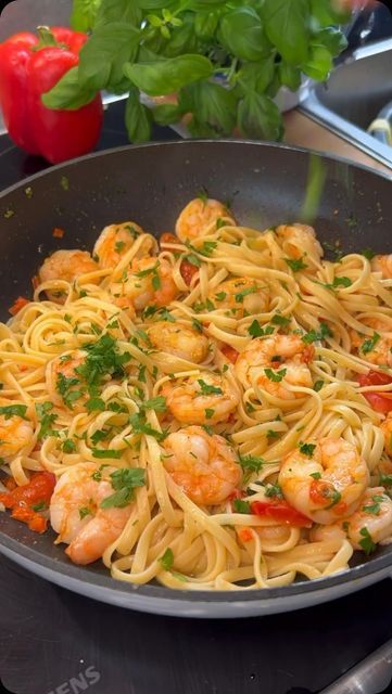 Pasta Without Cream, Lemon Shrimp Pasta, Easy Shrimp Pasta, Resep Pasta, Lemon Shrimp, Sweet Paprika, Pasta Water, Ladles, Healthy Food Dishes