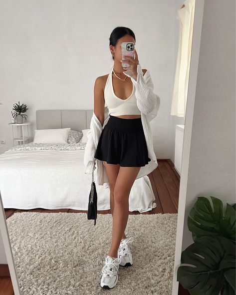 Black Skater Skirt Outfit, Black Tennis Skirt Outfit, Black Skirt Outfit Summer, Mini Skirts Outfits Summer, Skater Dress Outfit, Skater Skirt Outfit, Black Mini Skirt Outfit, Tennis Skirt Outfits, Skirt Outfit Summer