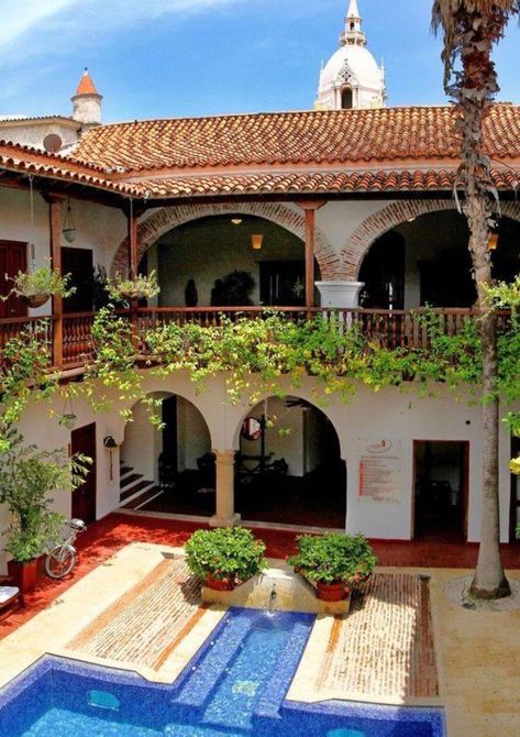 Traditional Colombian House, Mexican Rooftop Terrace, Mexican Style Pool, Courtyard In House, Hacienda Style Homes Mexican Exterior, Hacienda Style Homes Mexican, Spanish Style Courtyard, Spanish Style Home Exterior, Mexican Style Homes