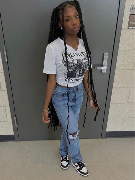 Black And White Shirts Outfits, Cute Ways To Style Soft Locs, Cute Dunks Outfits, Outfit Ideas With Dunks, Dunk Outfit Ideas, Black And White Dunks Outfit, Outfits With Dunks, Dunk Outfit, Dunks Outfit