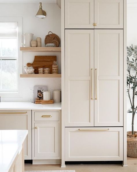 White Oak Cabinet Gold Hardware, White Oak Pantry Door, White Oak Cabinet, Oak Base Cabinets White Uppers, White And White Oak Kitchen, White Oak Kitchens, Creamy Kitchen Cabinets, Quarter Sawn White Oak Kitchen Cabinets, Oak And White Kitchen