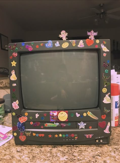 2000s Tv Aesthetic, Box Tv Aesthetic, Crt Tv Aesthetic, Retro Tv Aesthetic, Old Tv Aesthetic, Y2k Tv, Aesthetic Tv, Old Television, Tv Aesthetic