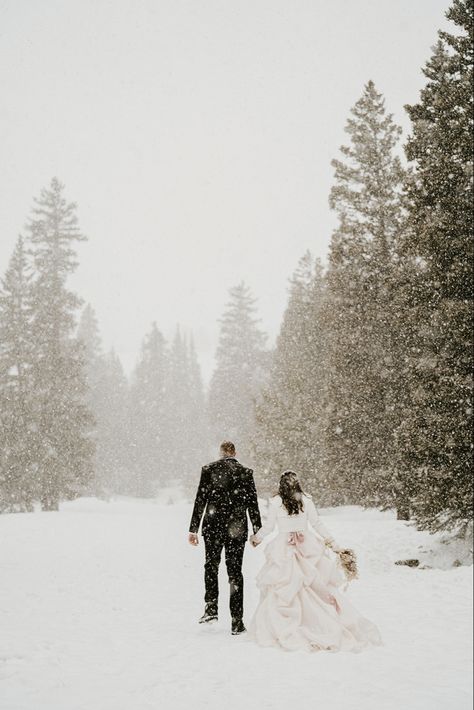 Weddings In The Snow, Winter Wedding Venue Snow, Snow Wedding Aesthetic, Snow Forest Wedding, Forest Wedding Winter, Winter Wedding Venues Outdoor, Wedding Aesthetic Winter, Winter Wedding Aesthetic Snow, Snowy Wedding Venues