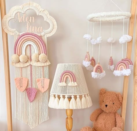 Macrame Kids Room, Macrame Baby Room, Diy Macrame Projects, Diy Macramé, Diy Dorm Decor, Macrame Baby, Diy Baby Mobile, Diy Sewing Gifts, Boho Crafts Diy