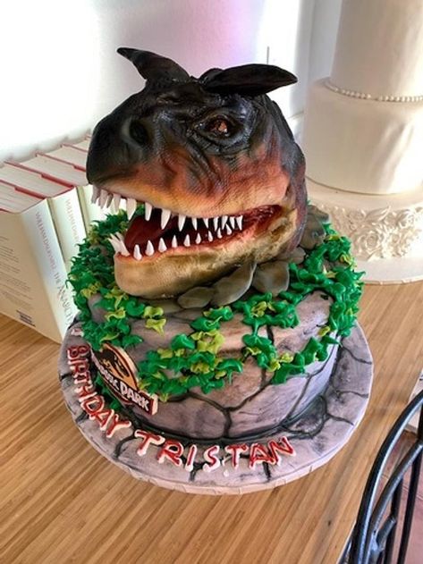 Carnotaurus sculpture by tvbhouston 3d T Rex Cake, Dinosaur Head Cake, Dort Dinosaurus, T Rex Cake, Bd Cake, Making Cupcakes, Oreo Buttercream, Dino Cake, Dinosaur Birthday Cakes