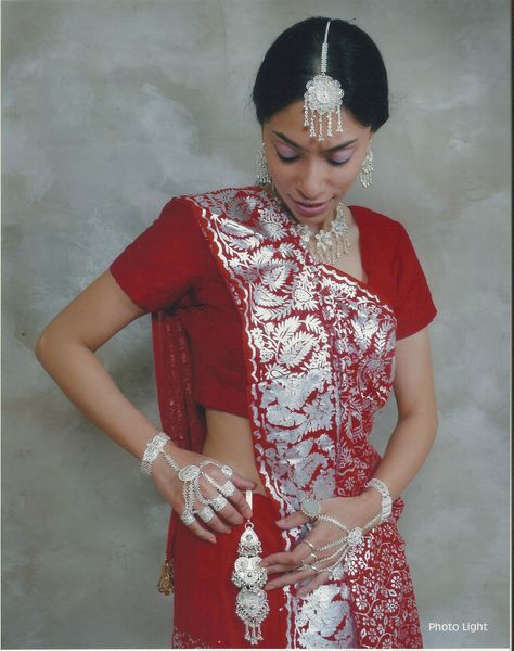 Nikah Day. Wearing a traditional Bihari bridal saree. The silver block print on the saree is called "Chaapa" Bihari Traditional Dress, Bihari Culture, Bihar Culture, Bihari Bride, Bihari Wedding, Waist Jewellery, Wedding Dress For Bride, Dress For Bride, Saree Draping Styles