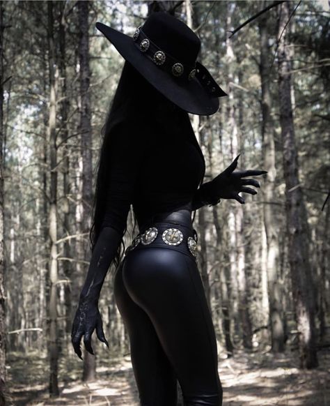 Gothic Cowgirl Outfit, Goth Cowgirl Outfit, West Girl, Emo Cowgirl, Gothic Fashion Women, Toxic Vision, Chica Cool, Goth Women, Goth Beauty