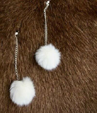 Fur Earrings Diy, Pom Pom Keychain Diy, Fur Crafts, Fur Jewelry, Fur Earrings, Pompom Earrings, Pompon Diy, Skin Craft, Fur Pom Pom Keychain