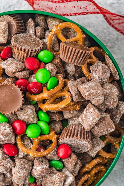 Reindeer Puppy Chow Recipe, Rudolph Mix Recipe, Reindeer Chow Recipe Holidays, Reindeer Puppy Chow, Christmas Chow Mix Reindeer Food, Raindeer Chow, Reindeer Chow Chex Mix Recipe, Christmas Treats To Sell, Christmas Chow