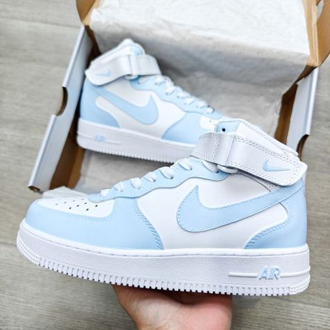 Badass Girl, Casual Shoes Women Sneakers, Nike Shoes Women Fashion, Nike Shoes Air Force, Nike Fashion Shoes, Preppy Shoes, Pretty Shoes Sneakers, Air Force 1 Mid, Custom Air Force 1