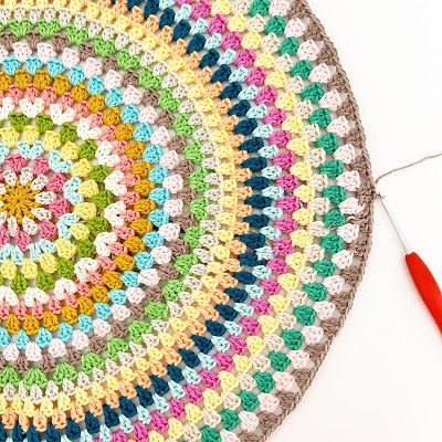 Crochet Circle Table, Crochet Round Granny Square Pattern, Granny Circle Crochet Pattern, Round Crochet Blanket Pattern, Granny Square Circle, Granny Circle, Large Granny Square, Table Runner Patterns, Round Crochet