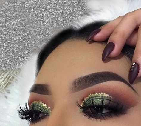 Makeup Verde, Winter Make Up, Day Eye Makeup, Make Up Gold, Cut Crease Eye, Makijaż Smokey Eye, Winter Makeup, Makeup Hacks, Holiday Makeup