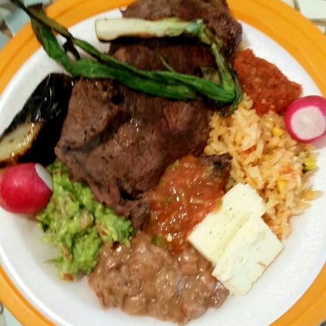 Carne asada plate. Carne Asada Plate, Yummy Meals, Shower Food, Carne Asada, Calorie Counting, Daily Meals, Healthy Chicken Recipes, Healthy Chicken, Pretty Food