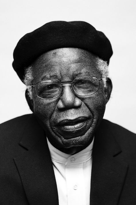 Chinua Achebe. [pseudonimo di Alberti Chinualumogu Achebe] I Ogidi, Nigeria, 1930 - Boston, Usa, 2013 I Beowulf Sheehan I New York, 2000's African Image, Chinua Achebe, Hyper Real, Photography Men, Boston Usa, Black Legends, African Royalty, Portrait Photography Men, Face Drawing Reference