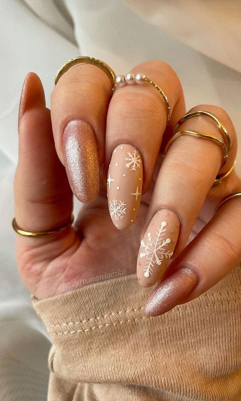 Nude And Gold Christmas Nails, Sweater Nails Almond Shape, Christmas Nails Beige, White And Gold Winter Nails, Nude Snowflake Nails, Beige Christmas Nails, Nude Christmas Nail Designs, Christmas Nude Nails, Gold Nails Christmas