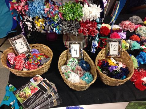 baskets Scrunchie Booth Display, Market Stall Display Ideas Scrunchies, Scrunchie Display Craft Show, Craft Market Stall Ideas, Craft Stall Display Ideas, Craft Fair Booth, Craft Stall Display, Booth Table, Craft Fair Booth Display