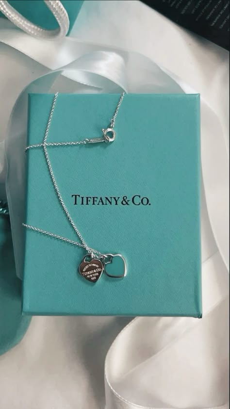 Tiffany Jewelry Box, Blue Aesthetic Moodboard, Girly Bracelets, Tiffany And Co Necklace, Tiffany And Co Jewelry, Jewelry Tiffany, Diy Bracelet Designs, Nessa Barrett, Stylish Glasses