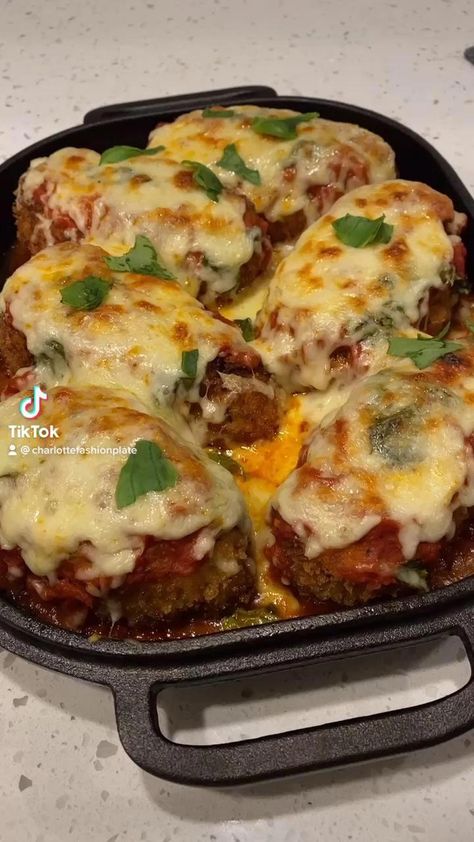 Put a whole new spin on chicken parmigiana with this recipe for rolled chicken parmesan. A recipe your entire family will love. Amazing Food Recipes Dinners, Tiktok Tortellini, Delicious Food Recipes Videos, How To Make Food Videos Cooking, Food Cravings Dinner, Healthy Food Coloring, Chicken Parmesan Dinner, Food Recipes For Dinner Healthy, Food Photography Aesthetic