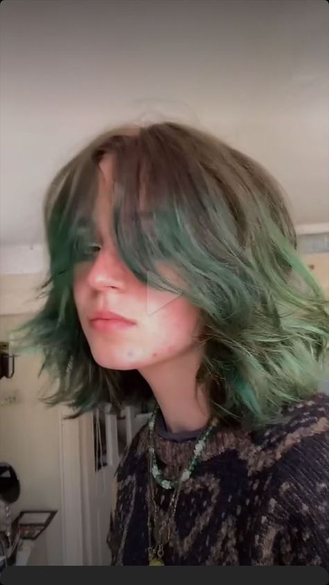 Dark Green Hairstyles, Wolfcut Short Dyed, Brown Hair Green Underneath, Short Green Hair Aesthetic, Wolfcut Hair Dye, Hair Dye For Short Hair, Dark Green Hair Aesthetic, Dyed Hair Grunge, Dark Green Hair Color