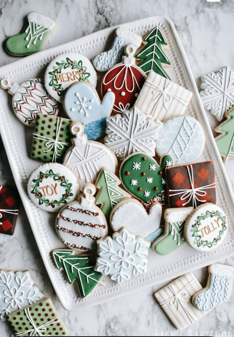 Sugar Cookie Present Design, Christmas Cookie Icing Colors, Present Christmas Cookies, Christmas Cookies Decorated Ornament, Royal Icing Christmas Trees, Stocking Royal Icing Cookies, Ornament Royal Icing Cookies, Royal Icing Christmas Tree Cookies, Royal Icing Snowflake Cookies