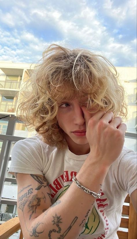 Curly Hairstyles Indian, Xenophilius Lovegood, Lovegood Aesthetic, Wavy Hair Routine, Aesthetic Marauders, Androgynous People, Androgynous Hair, Hairstyles Indian, Blonde Boys